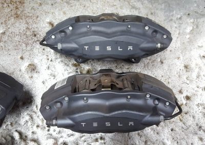 tesla-model-s-brembo-brake-calipers-before-1